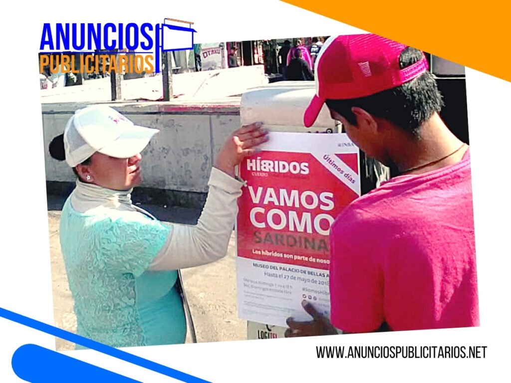 Pegado de pósters en casetas telefónicas